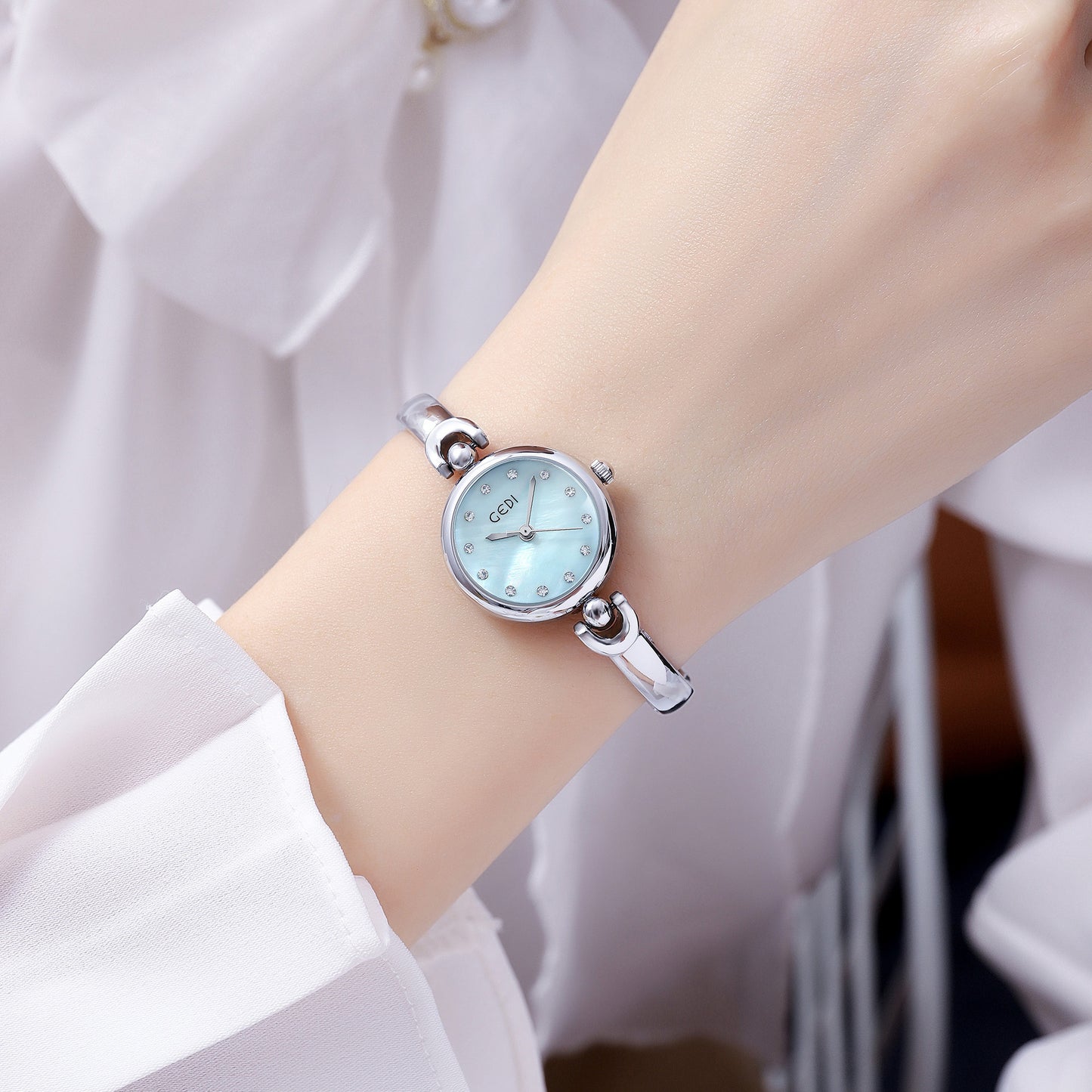 Simple Design Small Exquisite Round Dial Bangle Watch Quartz Watch Jewelry