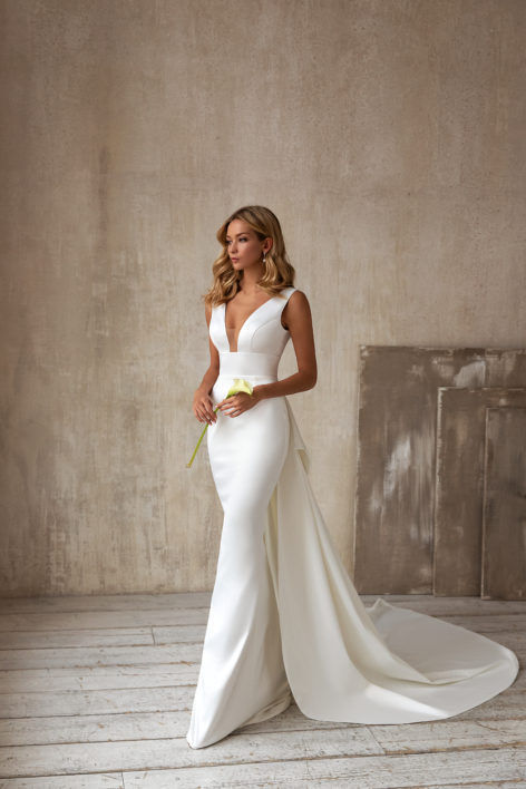 Sexy V-Neck Sleeveless Tail Wedding Dress Long Dress apparels & accessories