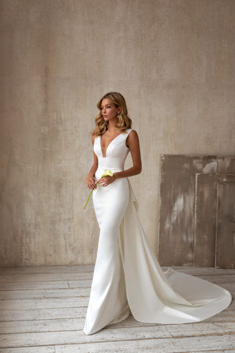 Sexy V-Neck Sleeveless Tail Wedding Dress apparels & accessories